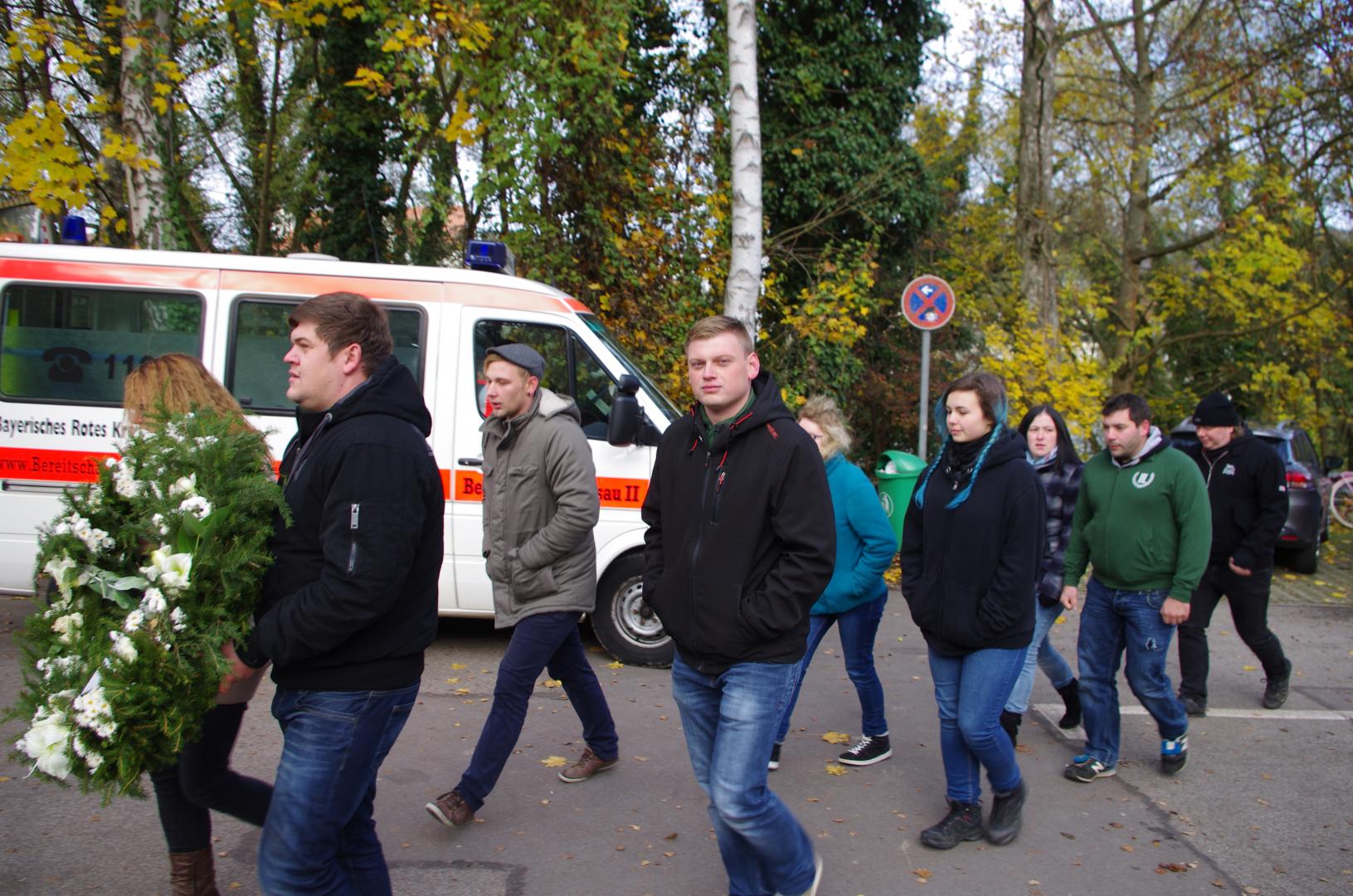 Neonazis vom III. Weg marschieren bei der städischen Trauerveranstaltung 2016 auf