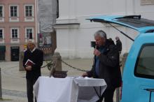 Stadler (AfD) mit Priester bei seiner Motorrad-Weihe