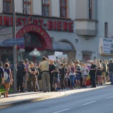 Mahnwache des Runden Tisch gegen Rechts schräg gegenüber