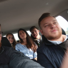 Alexander Salomon mit Robert Timm (IB-Berlin) und anderen IB Führerinnen auf dem Weg zur IfS-Sommerkademie 2017